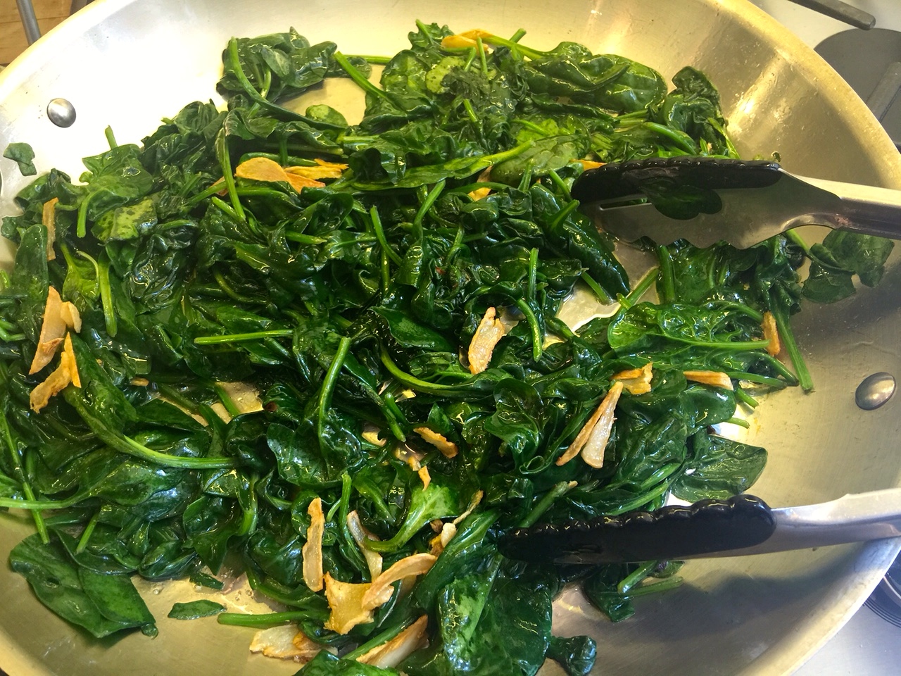 Spinach with garlic in skillit linguini
